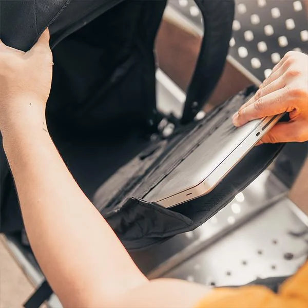 DEDICATED LAPTOP COMPARTMENT